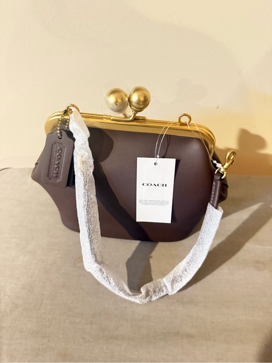 Coach Handbags - Coach Kisslock 16 Maple Detachable Straps